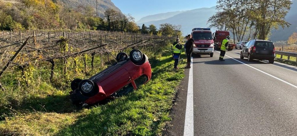 L'auto sbanda e si ribalta finendo fuori strada tra le campagne: paura lungo la Ss240, in azione sul posto i vigili del fuoco